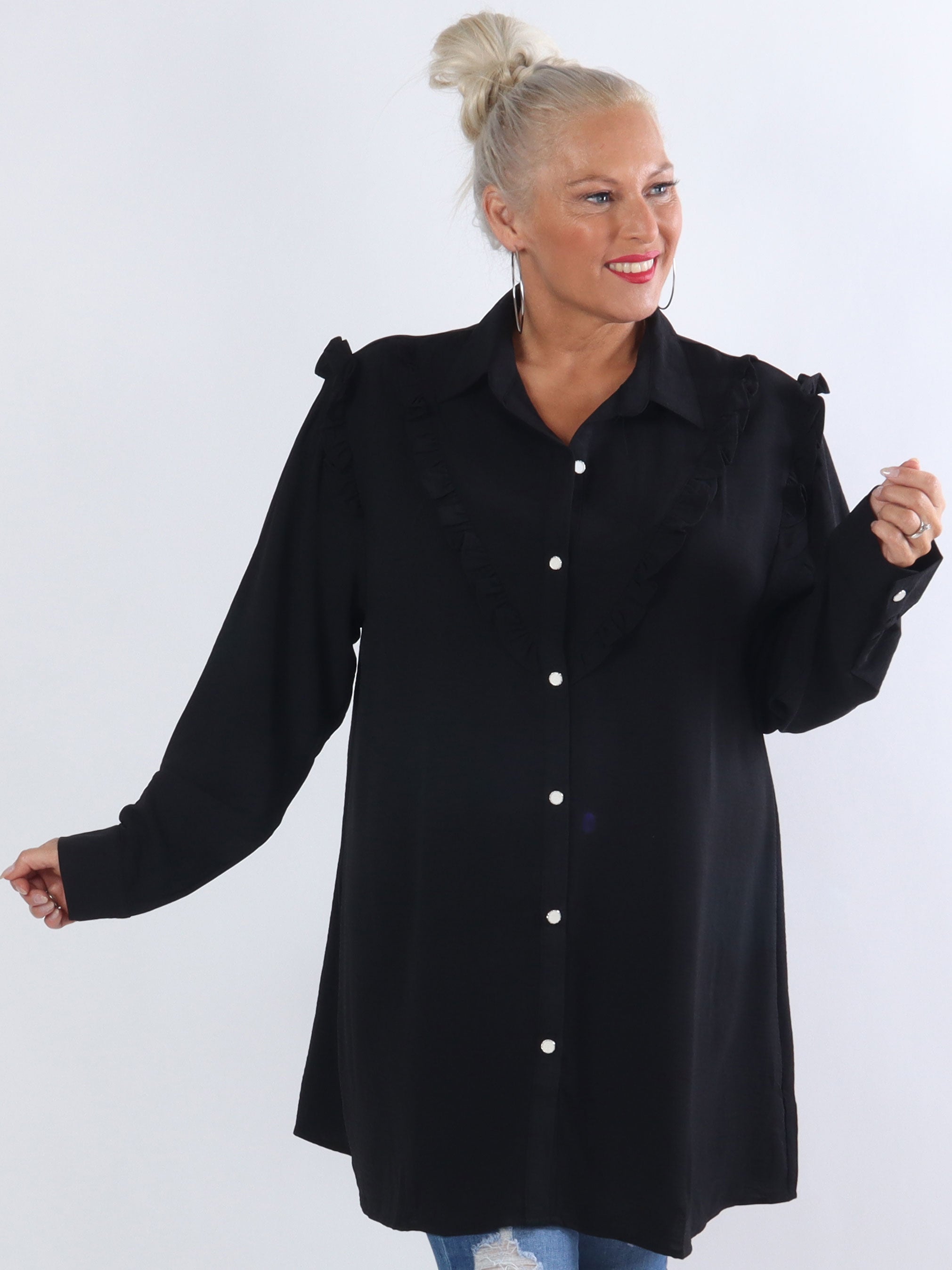 Ada - Fin plus size skjorte med flæser